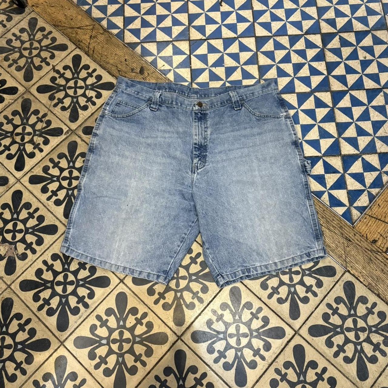 JRT112 - Vintage Retro Essential Wrangler Light blue Wash Denim Shorts Jorts with detailed patch Logo carpenter workwear #hiphop #90s #jorts #skater #wrangler