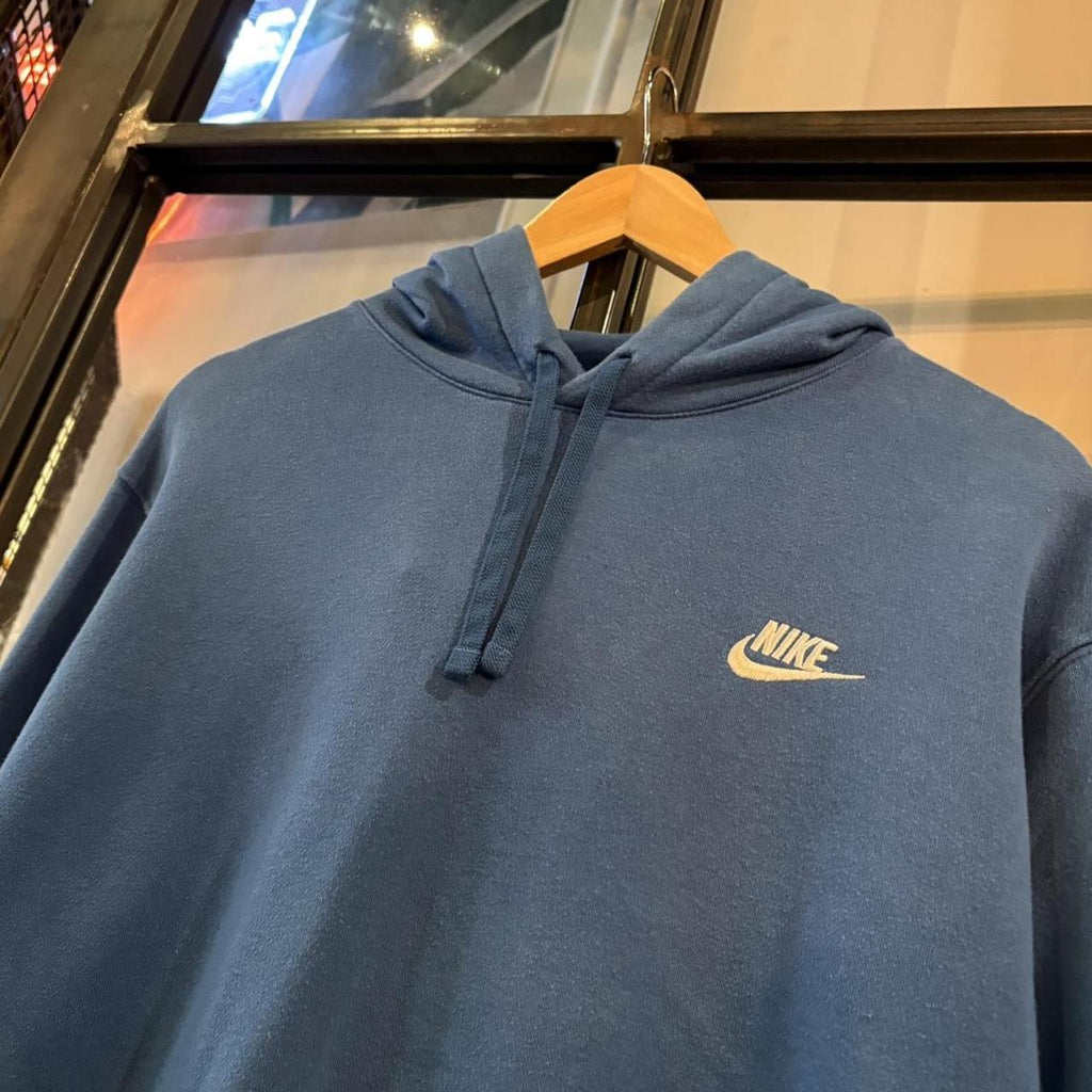 0325G48UF-P - Vintage Retro Essential Blue Nike Sweatshirt Hoodie with embroidered spell out swoosh logo #sportswear #essential #nike #y2k #hoodie