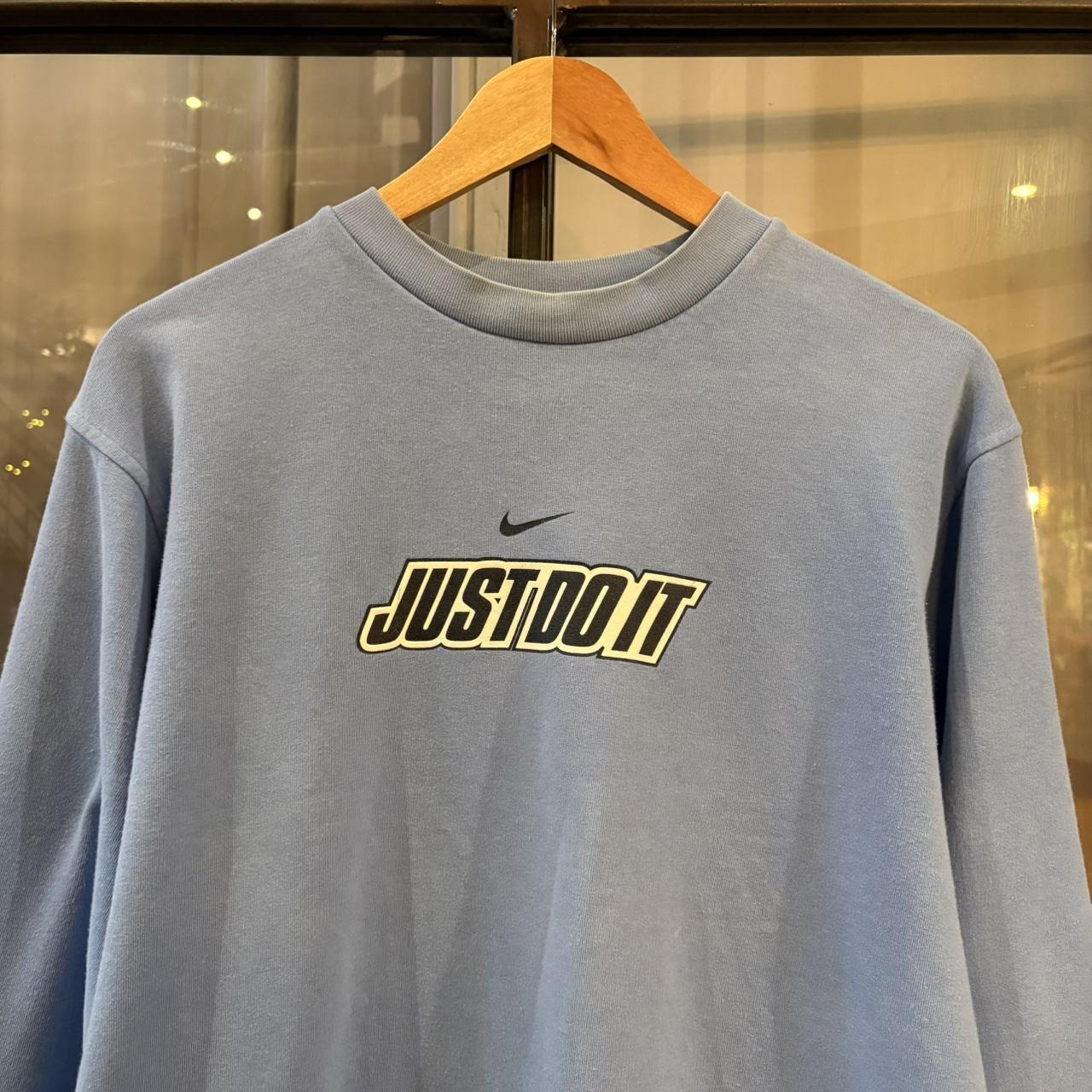 MA2207IR-P - Vintage Retro Essential Baby Blue Nike Just Do It Crewneck Jumper Sweatshirt with centre swoosh print logo #90s #sportswear #essential #y2k #nike