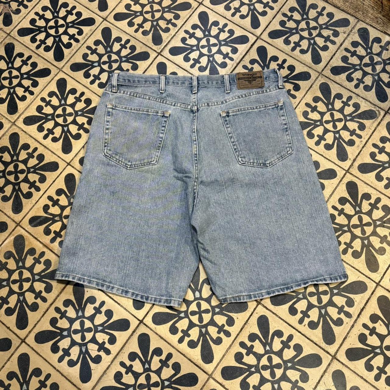 JRT143 - Vintage Retro Essential Wrangler Blue Wash Denim Shorts Jorts with detailed patch Logo carpenter workwear #hiphop #90s #jorts #skater #wrangler