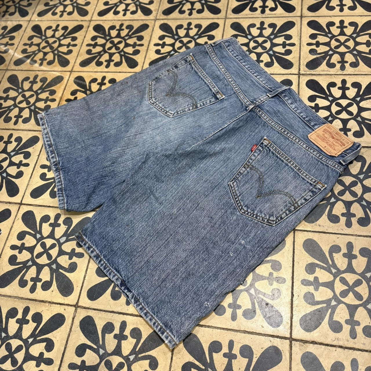 JRT136 - Vintage Retro Essential Levi’s 550 Mid Blue Wash Denim Shorts Jorts with detailed patch Logo carpenter workwear #hiphop #jorts #skater #levis #baggy
