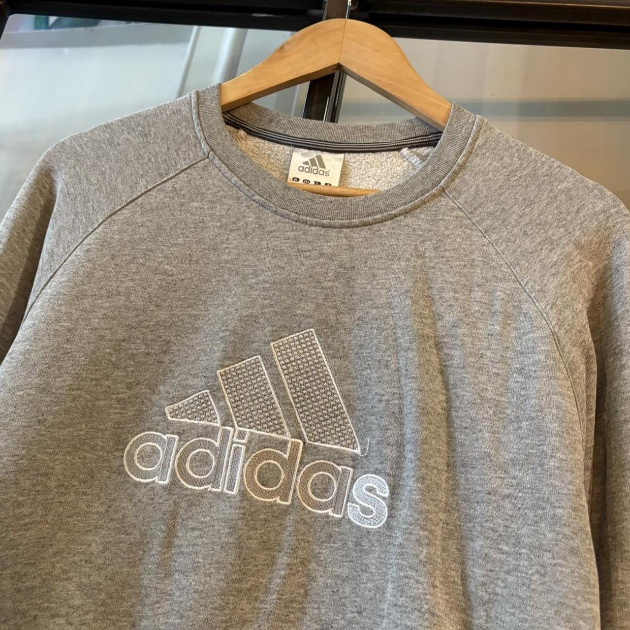 MA2207EJ - Vintage Retro Essential Grey Adidas Raglan Jumper Sweatshirt with embroidered logo #90s #sportswear #essential #y2k #adidas