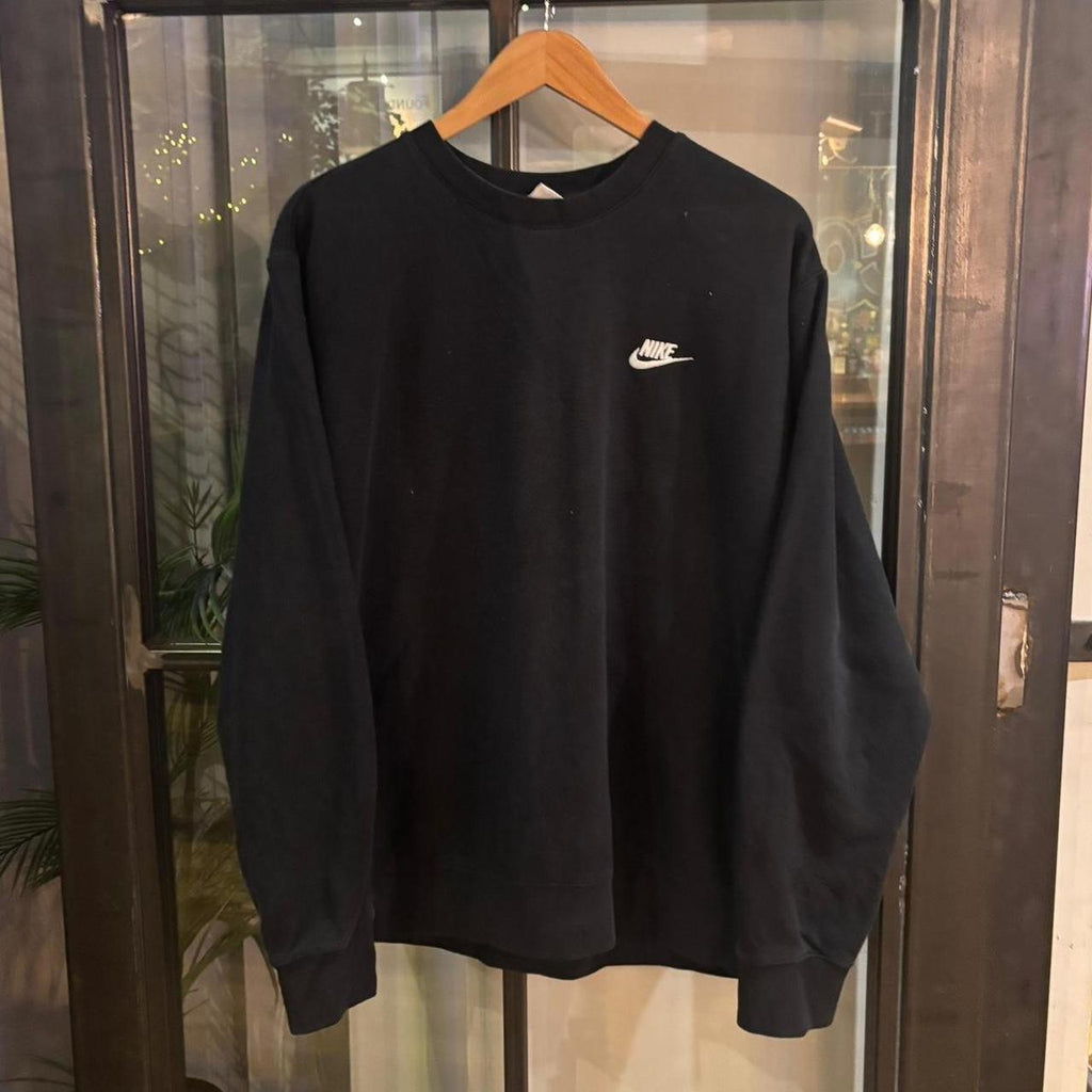 SWT638F - Vintage Retro Essential Black Nike Crewneck Jumper Sweatshirt with embroidered logo #90s #sportswear #essential #y2k #nike