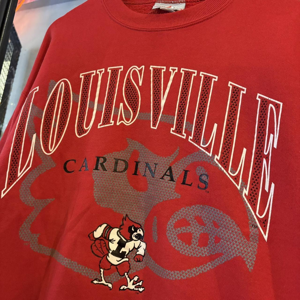 SWT685F - Vintage Retro Essential MLB Louisville Cardinals Baseball Red Crewneck Jumper Sweatshirt with print logo #90s #louisville #baseball #cardinals #mlb