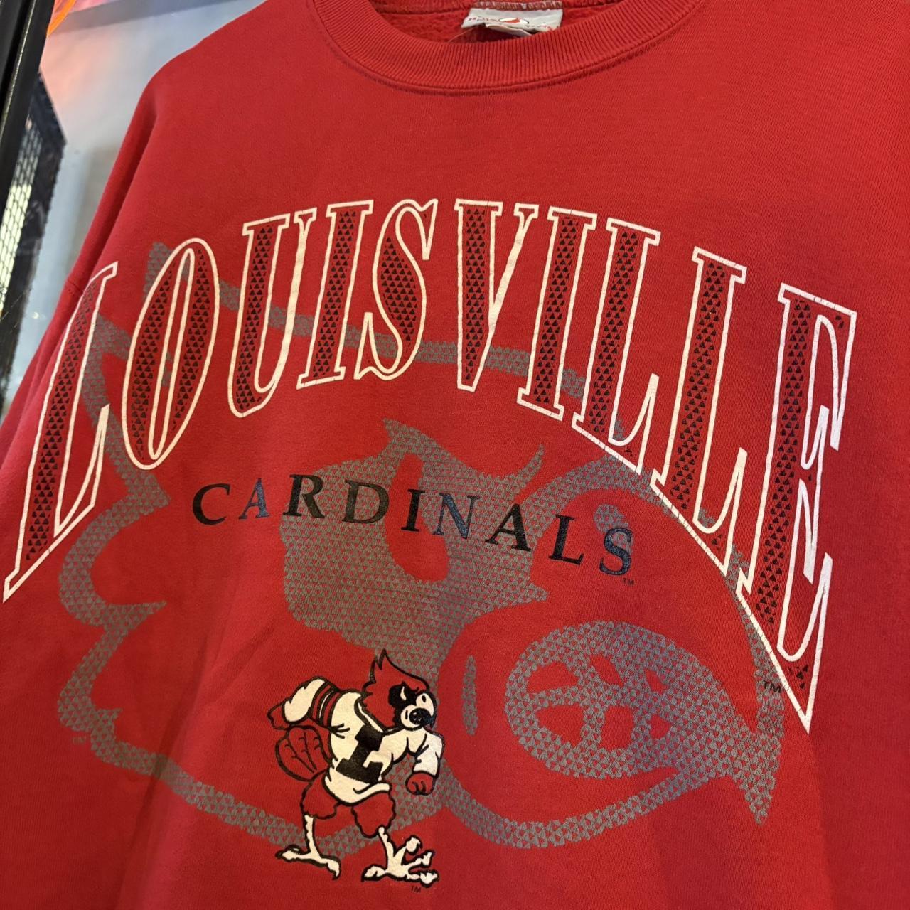 SWT685F - Vintage Retro Essential MLB Louisville Cardinals Baseball Red Crewneck Jumper Sweatshirt with print logo #90s #louisville #baseball #cardinals #mlb