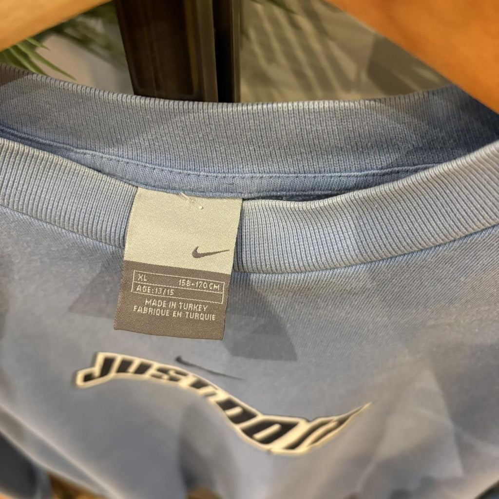 MA2207IR-P - Vintage Retro Essential Baby Blue Nike Just Do It Crewneck Jumper Sweatshirt with centre swoosh print logo #90s #sportswear #essential #y2k #nike