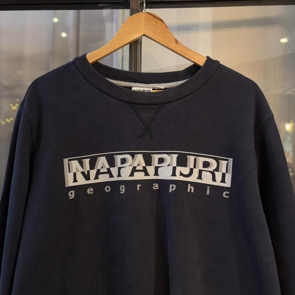 MA0202L-F - Vintage Retro Essential Navy Napapijri Geographic Crewneck Jumper Sweatshirt with spell out print logo #90s #sportswear #essential #y2k #napapijri