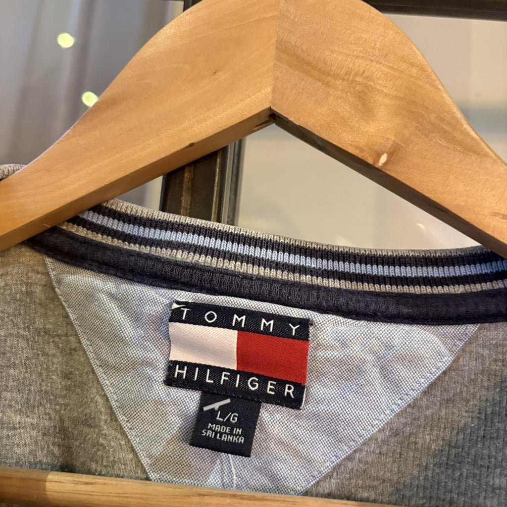 TEE433P - Vintage Retro Essential Grey Tommy Hilfiger with Small Embroidered Chest Logo Top Tee T-shirt #y2k #tommy #oldmoney #preppy #basic