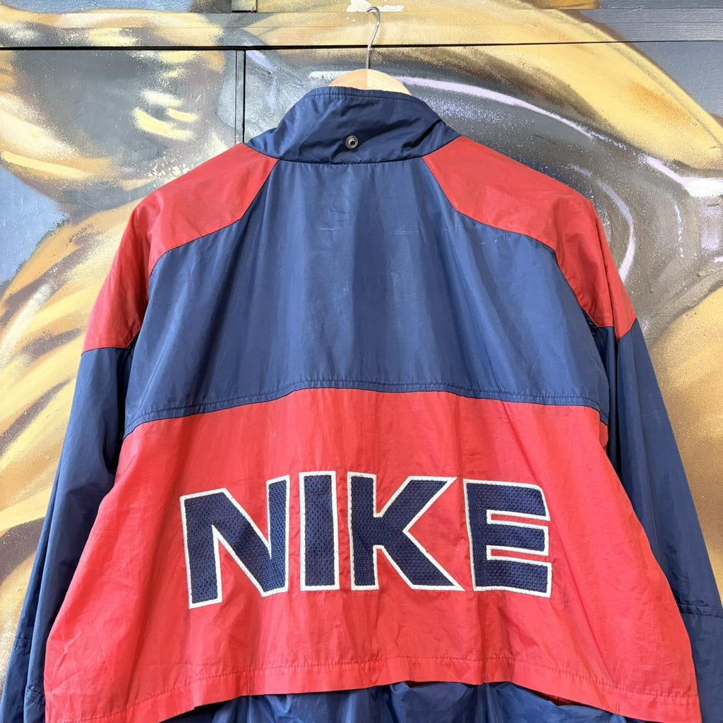 MES2710KL-U -  Vintage Retro Essential Navy Red Nike Lightweight Full Zip Up windbreaker sports jacket with block spell out embroidered back logo and front chest swoosh #sportswear #90s #y2k #nike #jacket