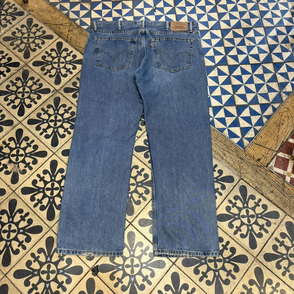 TRW439F - Vintage retro essential Levi’s 505 Straight Leg Blue Wash Denim Jeans Trousers pants #denim #levis505 #straightleg #levis #y2k