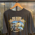TEE410P - Vintage Retro Essential Dark Grey Harley Davidson Big Barn Des Moines , IA Pocket Graphic Print Top Tee T-shirt #90s #graphic #harleydavidson #biker #motorcycles