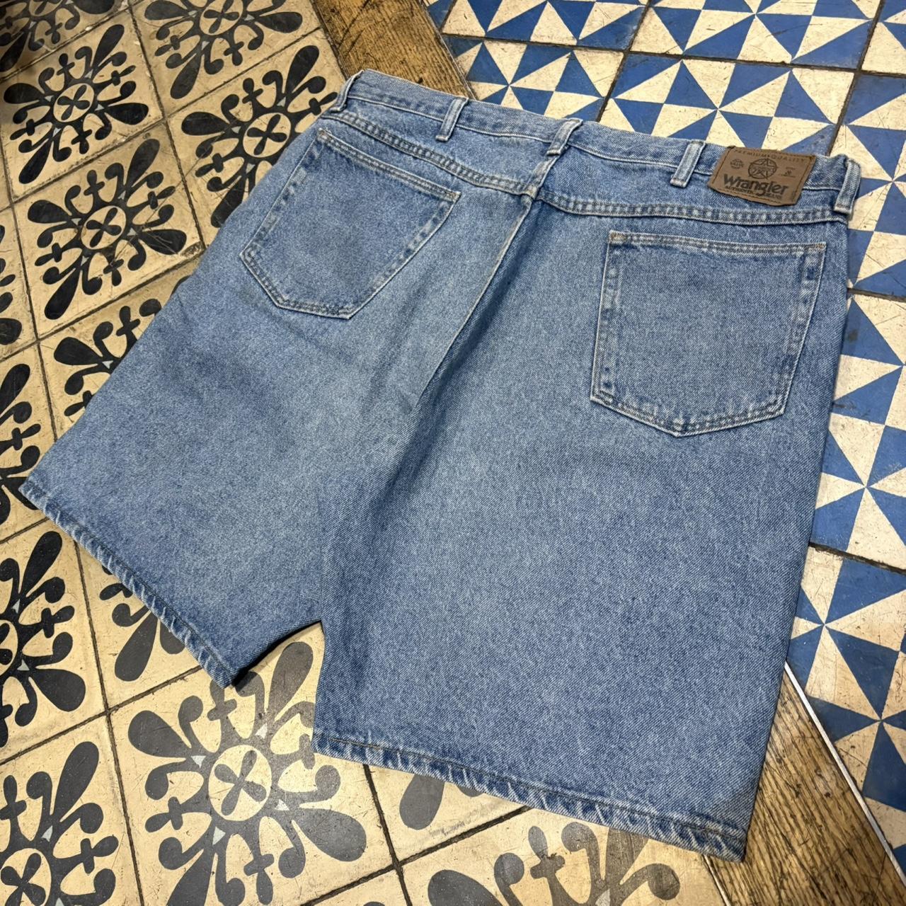 JRT127 - Vintage Retro Essential Wrangler Blue Wash Denim Shorts Jorts with detailed patch Logo carpenter workwear #hiphop #90s #jorts #wrangler #skater