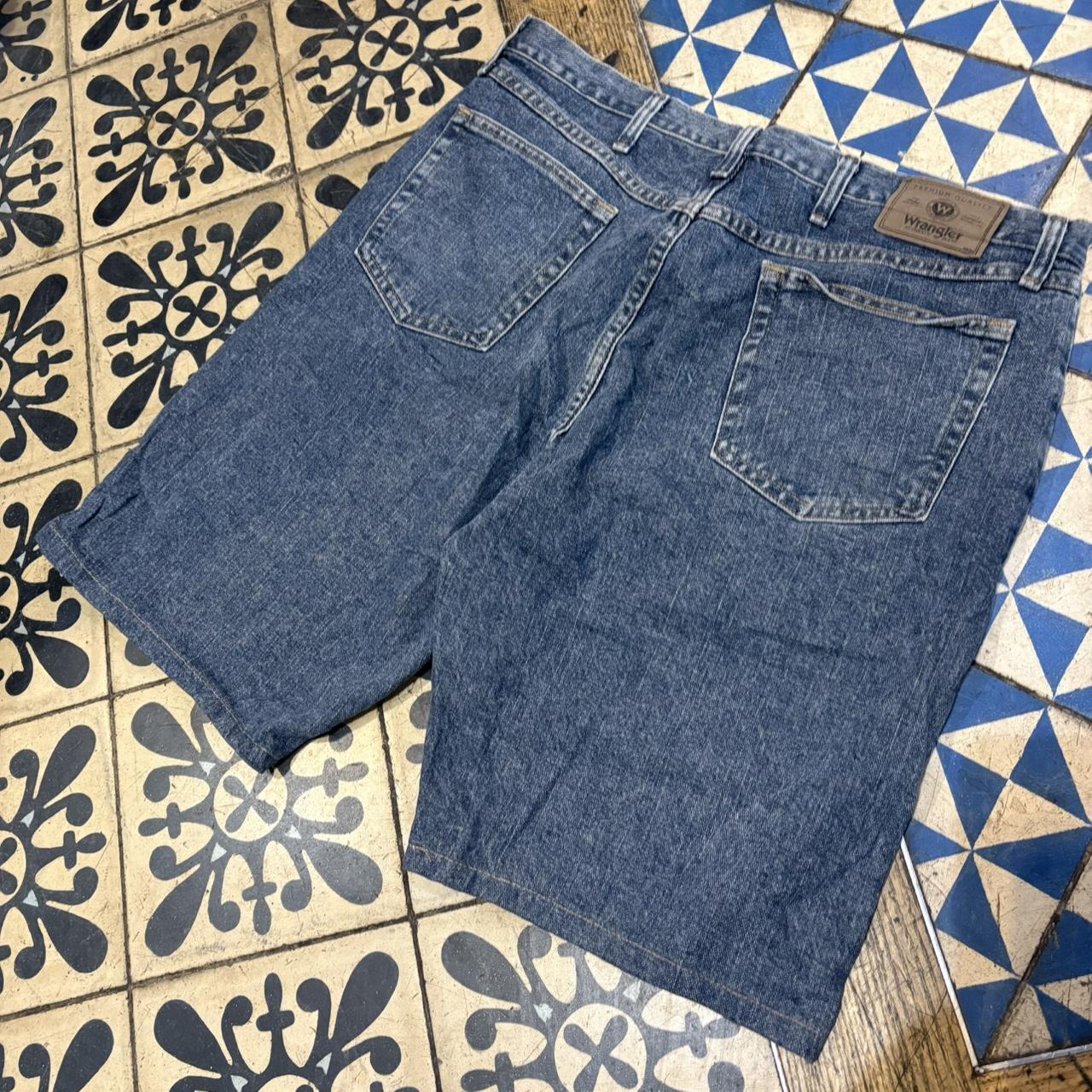 JRT129 - Vintage Retro Essential Wrangler Mid Blue Wash Denim Shorts Jorts with detailed patch Logo carpenter workwear #hiphop #90s #jorts #skater #wrangler
