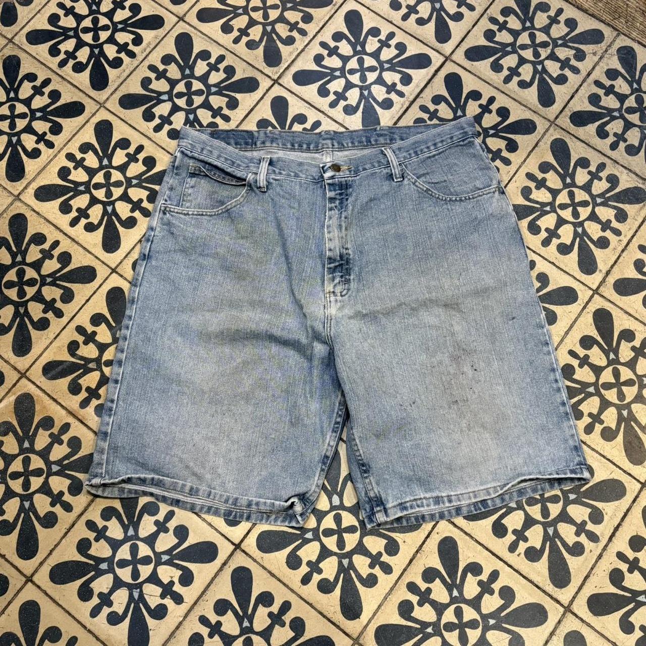 JRT143 - Vintage Retro Essential Wrangler Blue Wash Denim Shorts Jorts with detailed patch Logo carpenter workwear #hiphop #90s #jorts #skater #wrangler