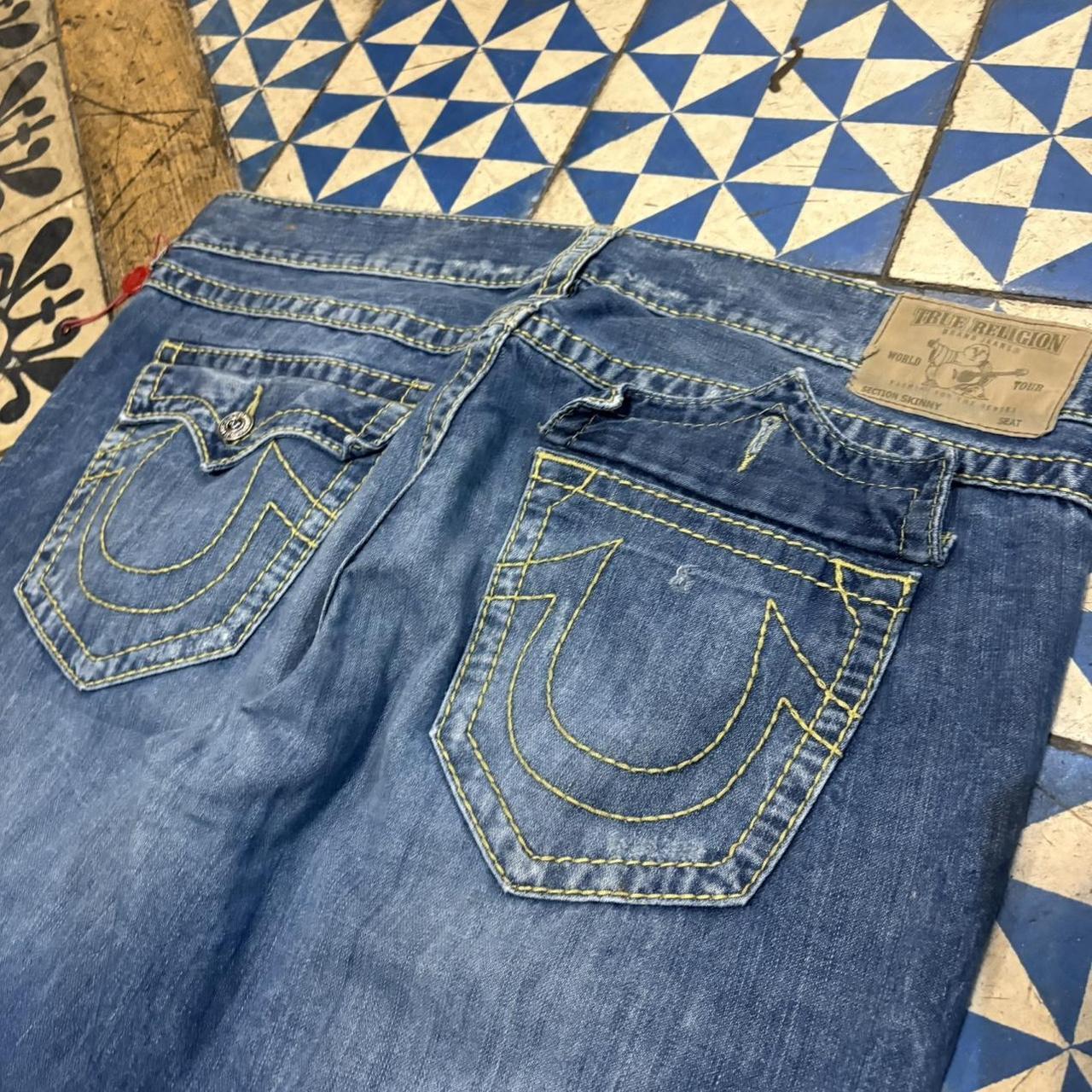 0325D13UF - Vintage retro essential True Religion Blue Wash Denim Jeans Trousers pants with gold contrast logo detailing stitching #denim #truereligon #slimfit #embroidered #contraststitching