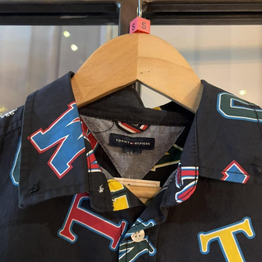 BR2804BG-P - Vintage Tommy Hilfiger All Over Letter Logo Print Black Longsleeve collared button up polo shirt top #Y2K #preppy #tommy #smartcasual #oldmoney