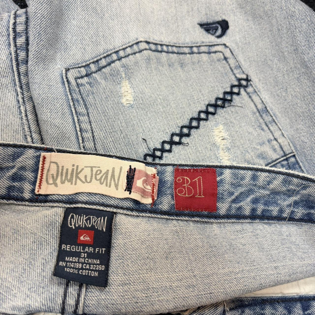 MES0901K-U - Vintage retro essential Quiksilver Light Blue Wash Denim Straight Leg Y2k Jeans Trousers pants with light  distressing and embroidered logos #denim #straightleg #quiksilver #surfer #y2k