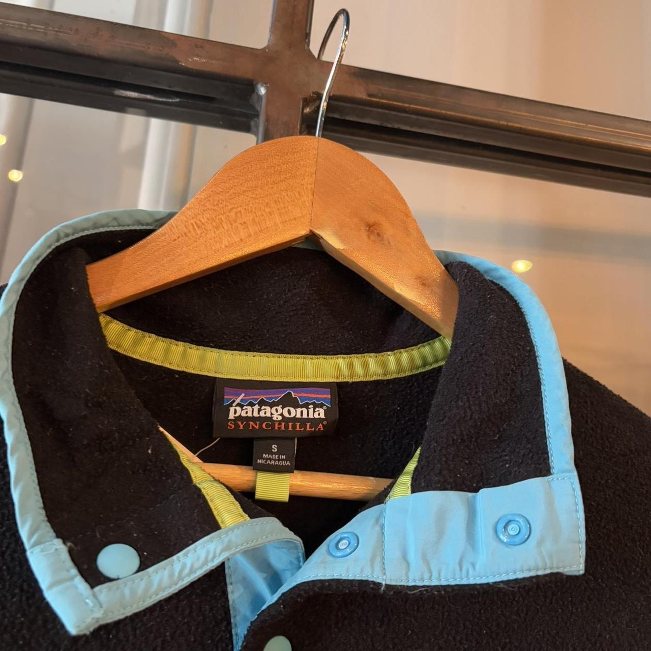 0325C75UF - Vintage retro essential Black Patagonia Synchilla  1/4 button up outdoor sweatshirt fleece jacket #pullover #patagonia #expedition #hike #gorpcore
