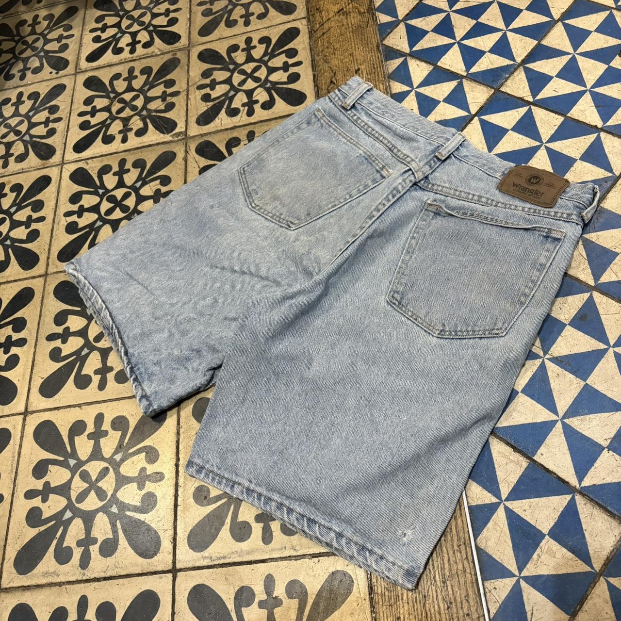 JRT113 - Vintage Retro Essential Wrangler Light Blue Wash Denim Shorts Jorts with detailed patch Logo carpenter workwear #hiphop #90s #jorts #skater #wrangler