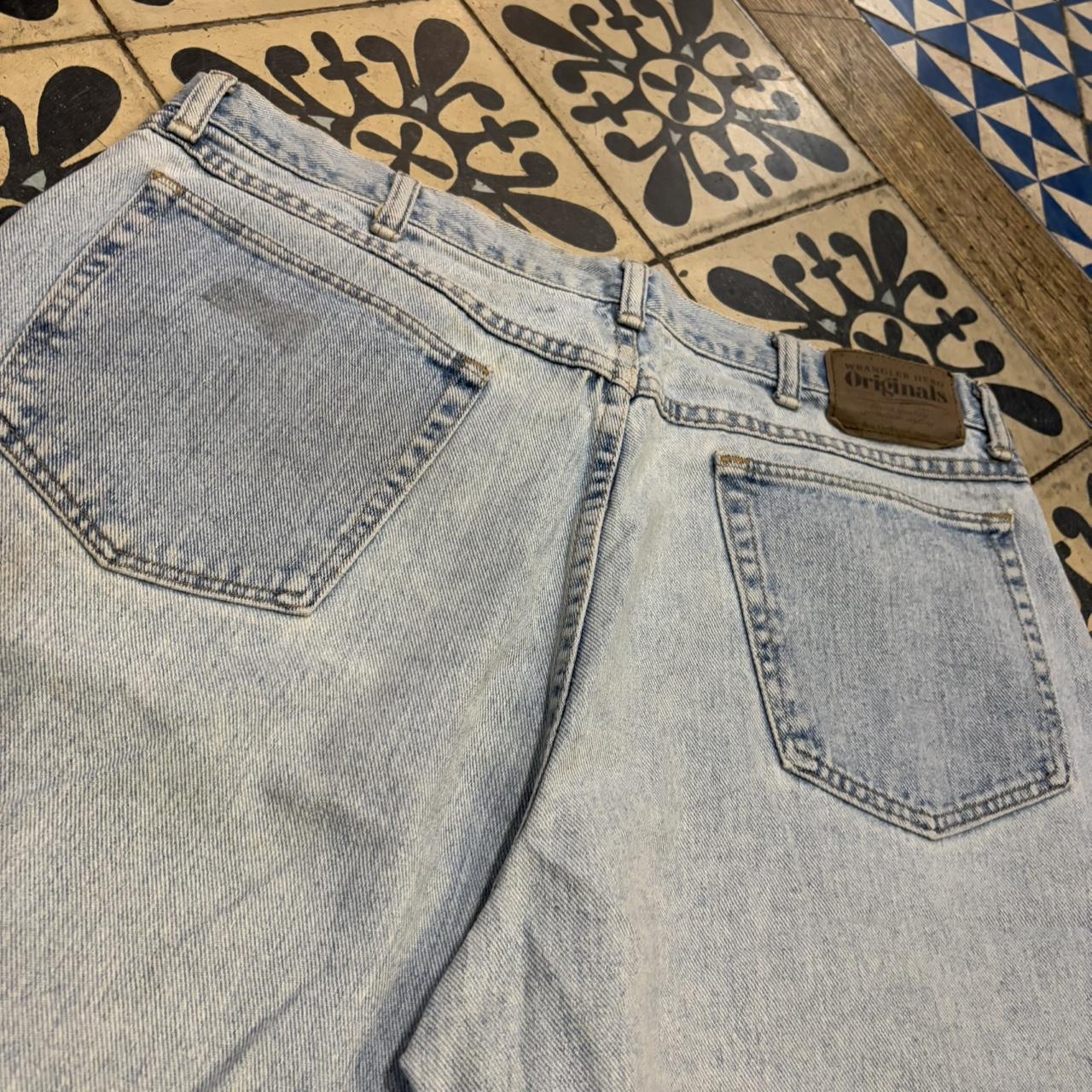 JRT451P - American Vintage Retro Essential Wrangler Light Blue Wash Denim Shorts Jorts with detailed patch Logo hip hop baggy wide leg 90s 00s y2k grunge streetwear style workwear #hiphop #90s #jorts #skater #wrangler