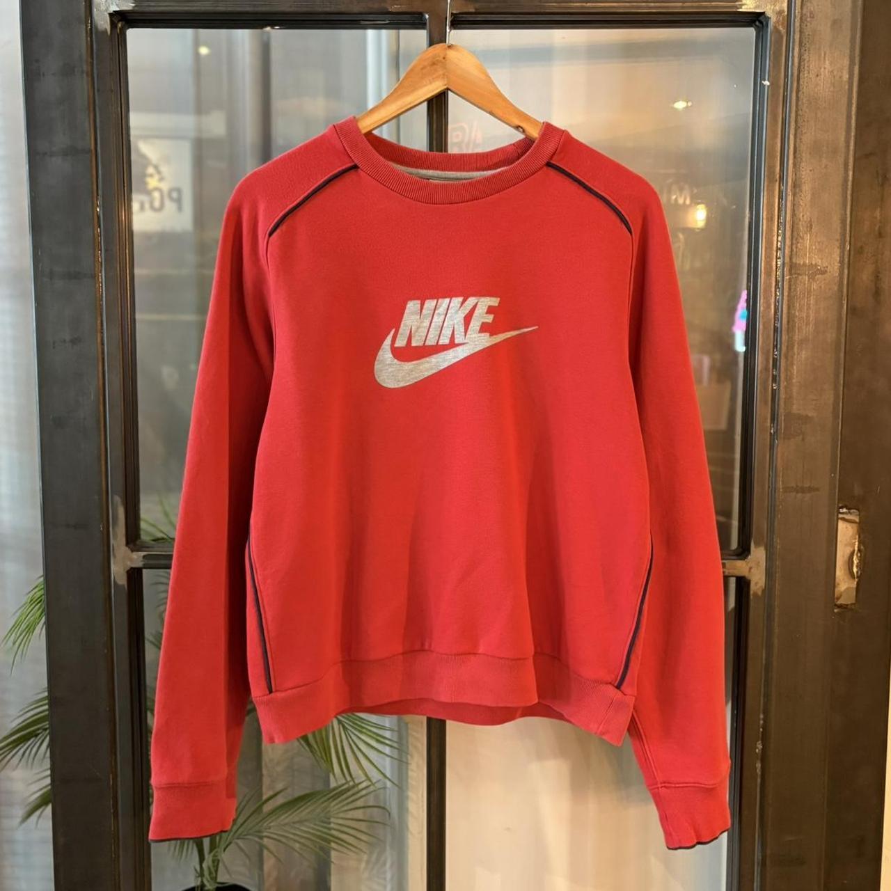 MA2207BS-P - Vintage Retro Essential Red Nike Crewneck Jumper Sweatshirt with print swoosh spell out logo #90s #sportswear #essential #y2k #nike