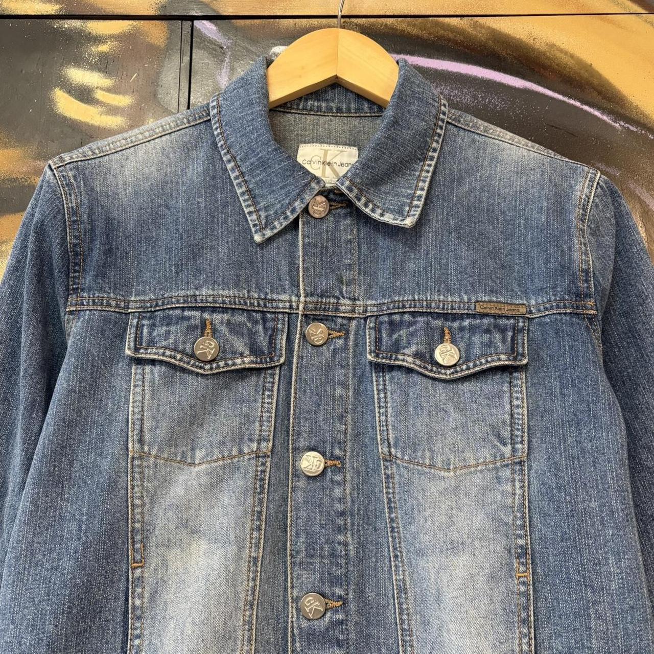 BR2401EV-U - Vintage Retro Essential Calvin Klein Blue Denim Wash Button Up Trucker Jacket #workwear #designer #truckerjacket #denim #calvinklein