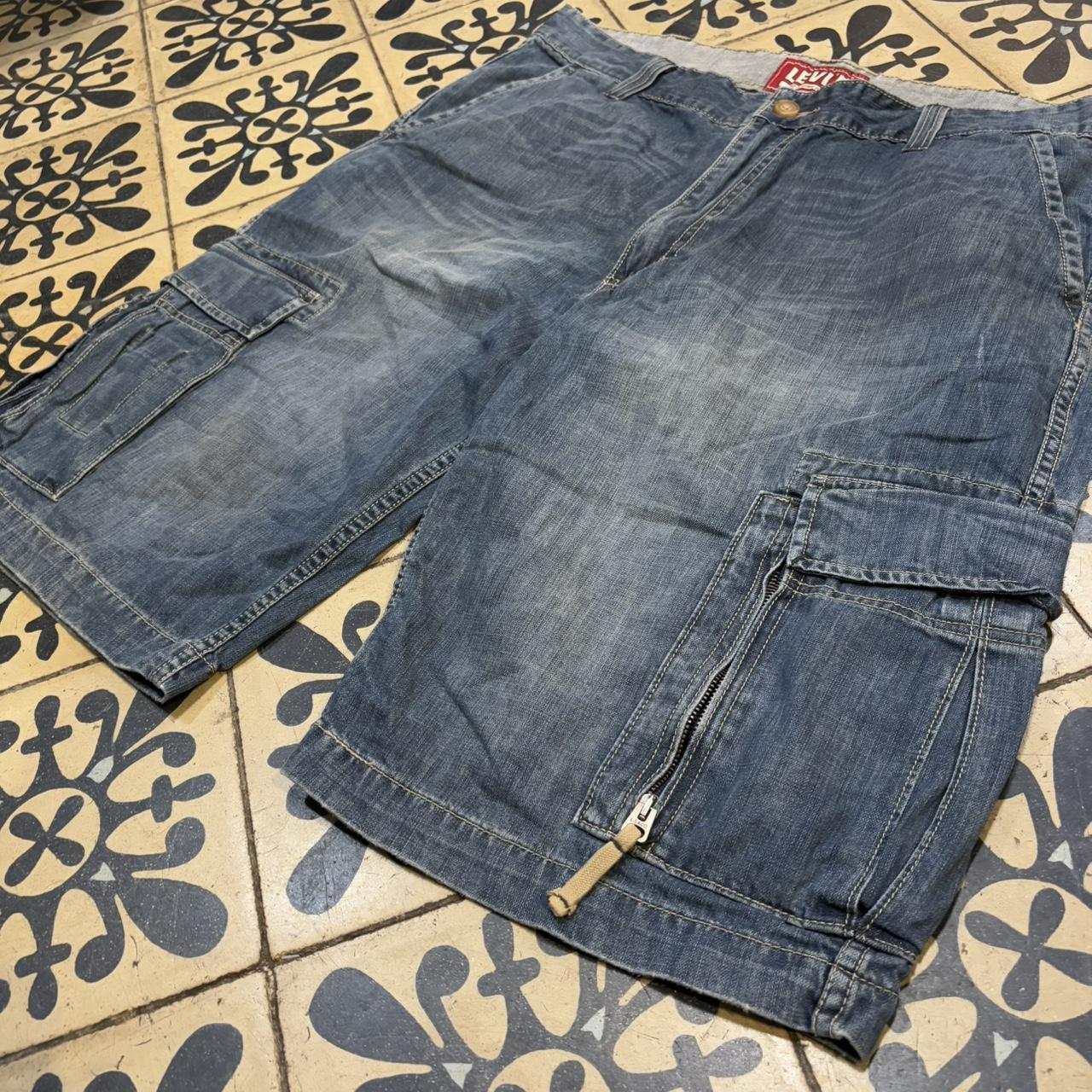 JRT410P - American Vintage Retro Essential Levi's Blue Wash Cargo Denim Shorts Jorts with detailed patch Logo hip hop baggy wide leg 90s 00s y2k grunge streetwear style workwear #hiphop #90s #jorts #skater #levis