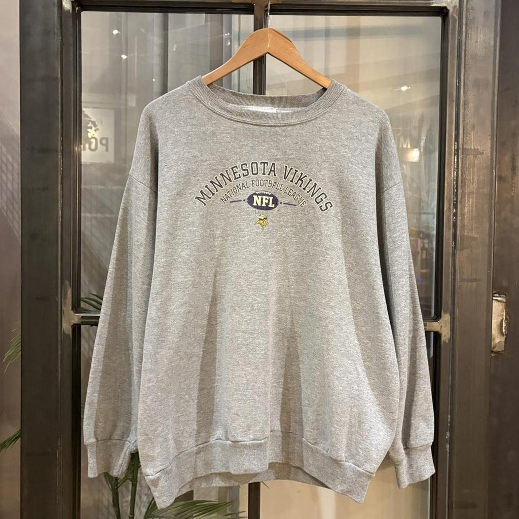 MA0406HF-P - Vintage Retro Essential Grey NFL Minnesota Vikings Crewneck Jumper Sweatshirt with centre print logo #90s #vikings #minnesota #nfl #americanfootball