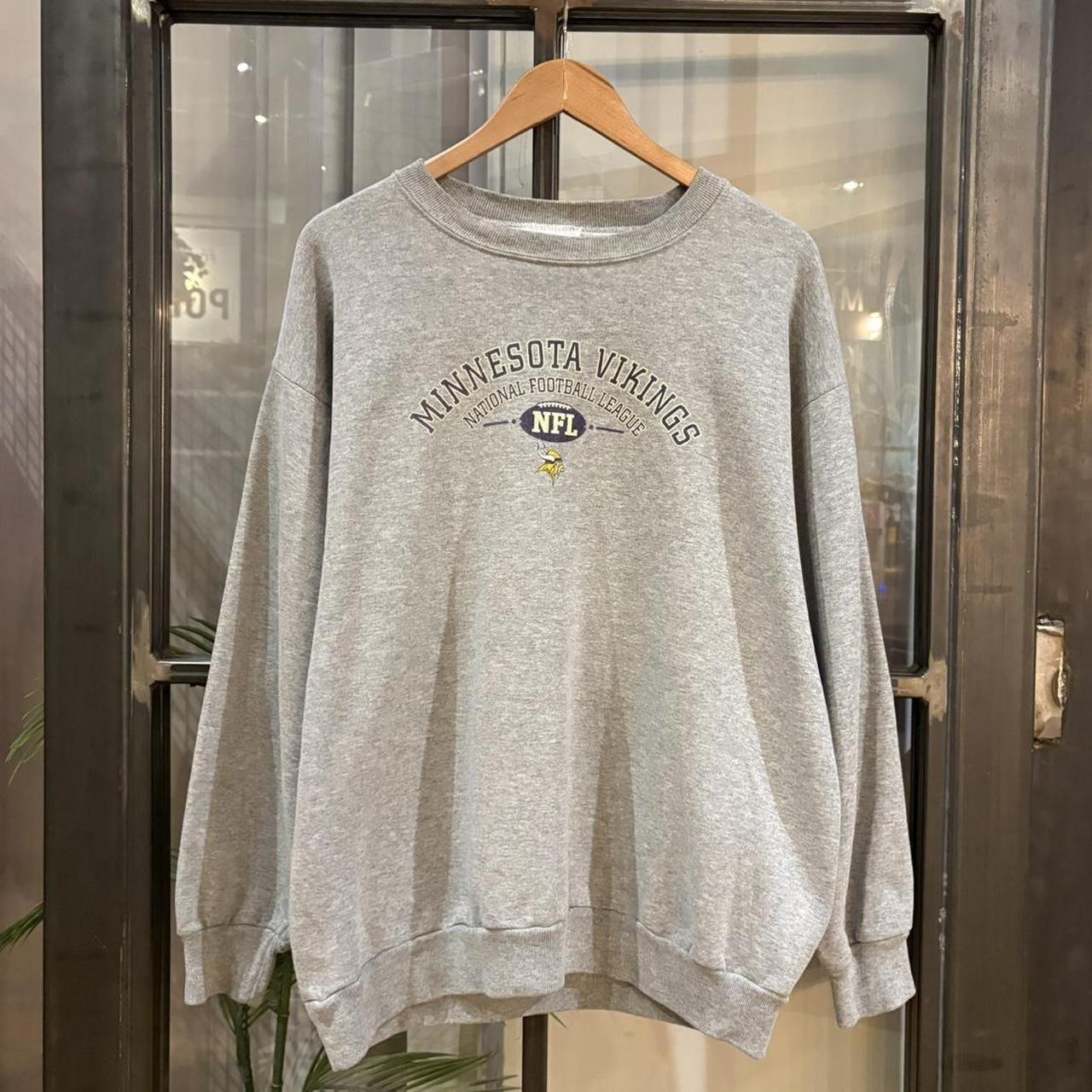 MA0406HF-P - Vintage Retro Essential Grey NFL Minnesota Vikings Crewneck Jumper Sweatshirt with centre print logo #90s #vikings #minnesota #nfl #americanfootball