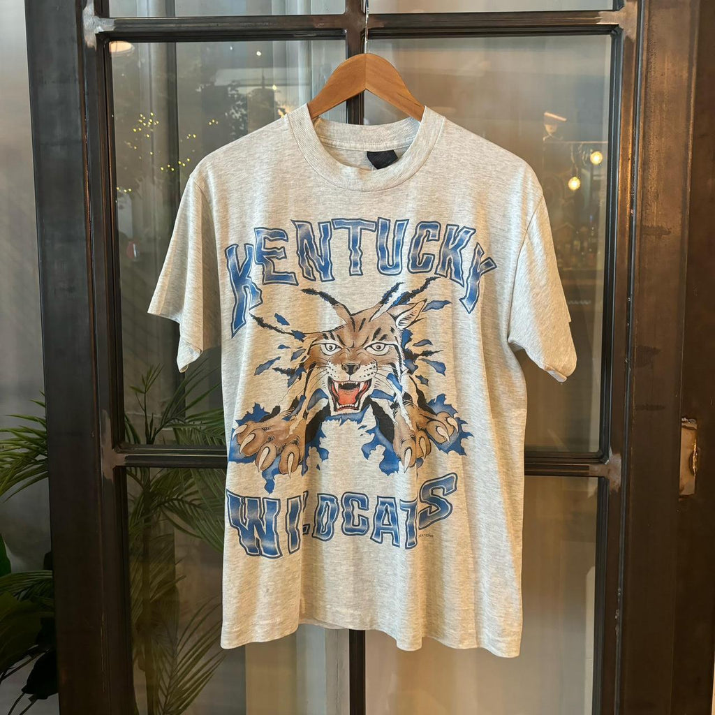 0325A88F - Vintage Retro Essential Grey Kentucky Wildcats Basketball Graphic Print Single Stitch Top Tee T-shirt #90s #graphic #top #basketball #kentuckywildcats