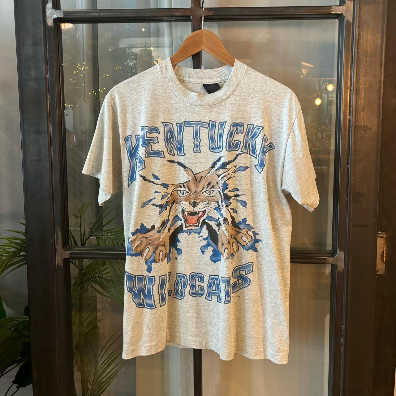 0325A88F - Vintage Retro Essential Grey Kentucky Wildcats Basketball Graphic Print Single Stitch Top Tee T-shirt #90s #graphic #top #basketball #kentuckywildcats