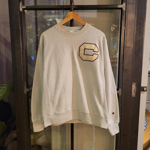 1224C34 - Vintage Retro Essential Champion Light Grey Reverse WeaveJumper Pullover Crewneck Sweatshirt With Big Felt C Chest Logo 90s y2k style #casual #champion #reverseweave #sweatshirt