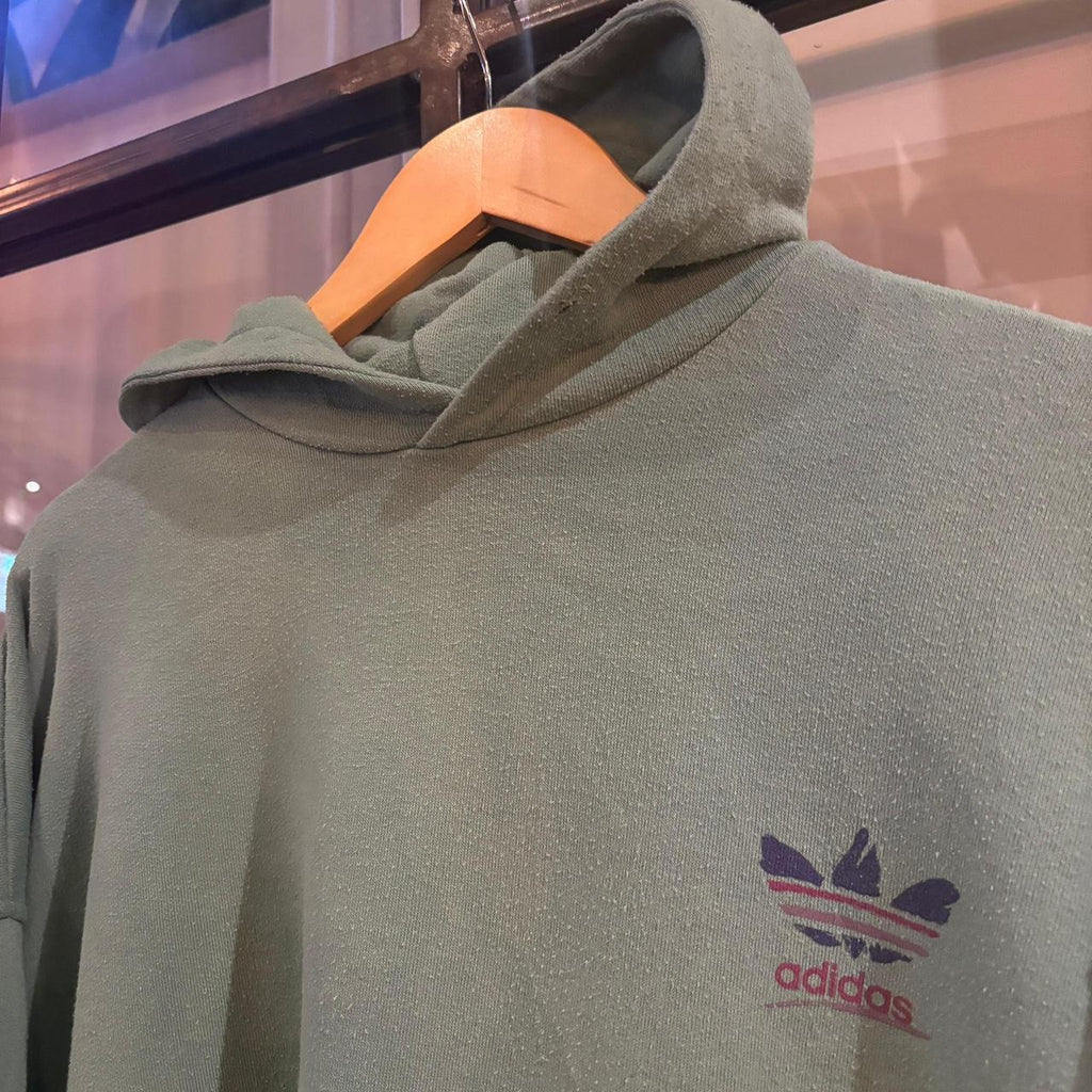 0325H13F - Vintage Retro Essential Green Adidas Originals Sweatshirt Hoodie with print logo #90s #sportswear #essential #adidss #y2k