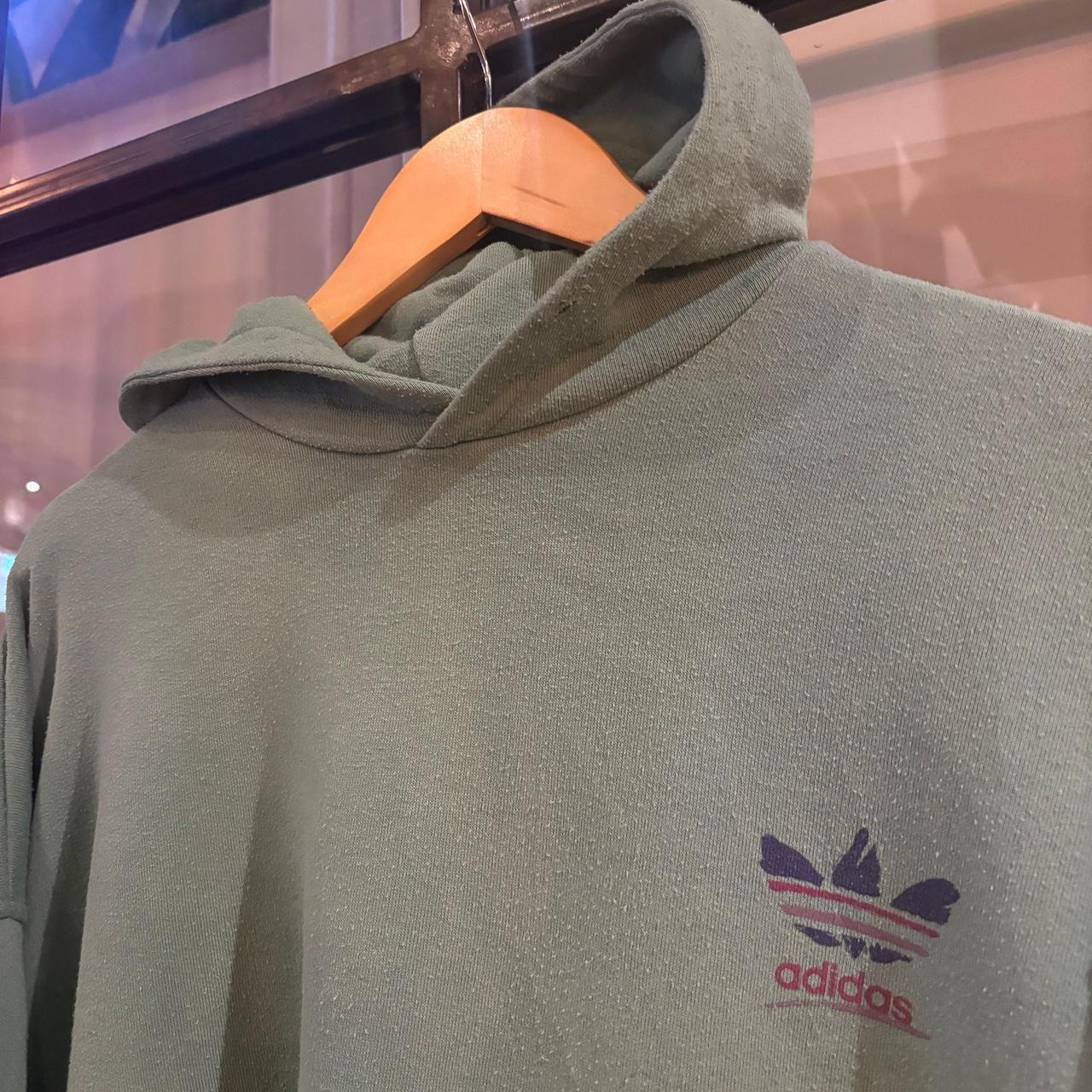 0325H13F - Vintage Retro Essential Green Adidas Originals Sweatshirt Hoodie with print logo #90s #sportswear #essential #adidss #y2k