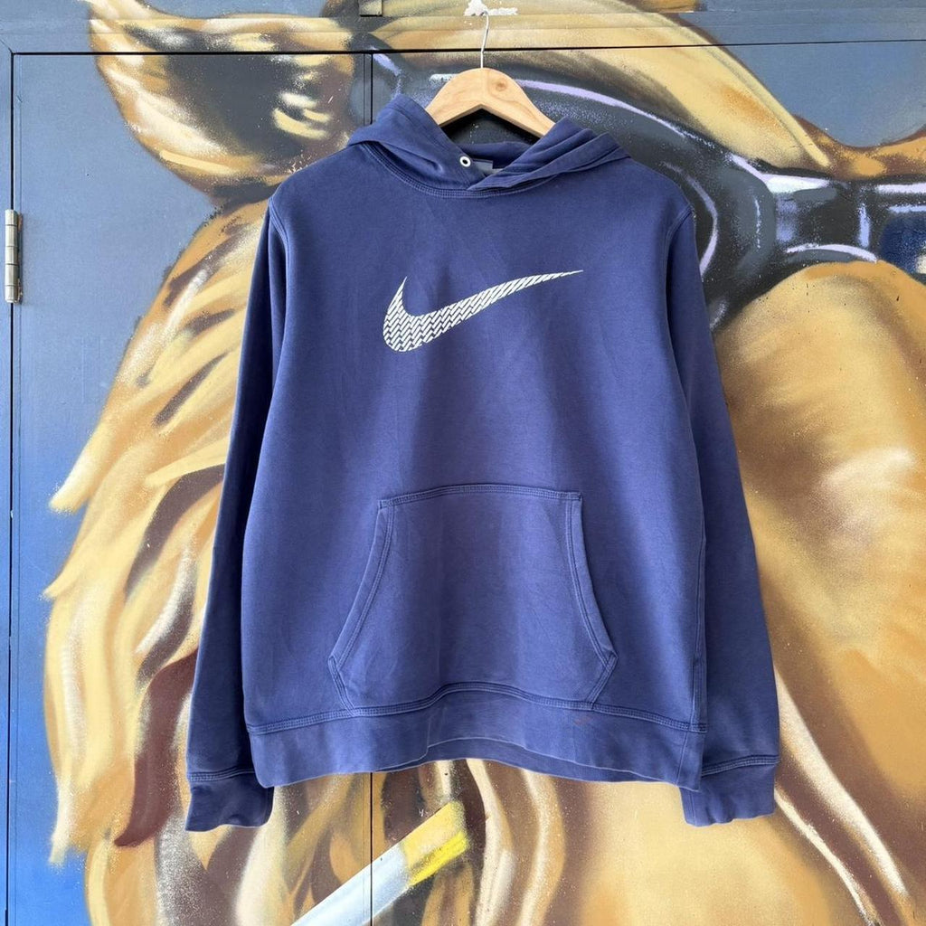 MA0109JE-U - Vintage Retro Essential Navy Nike Sweatshirt Hoodie with embroidered textured geometric swoosh centre logo #90s #sportswear #essential #nike #y2k