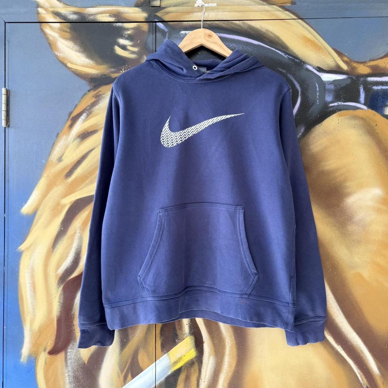 MA0109JE-U - Vintage Retro Essential Navy Nike Sweatshirt Hoodie with embroidered textured geometric swoosh centre logo #90s #sportswear #essential #nike #y2k