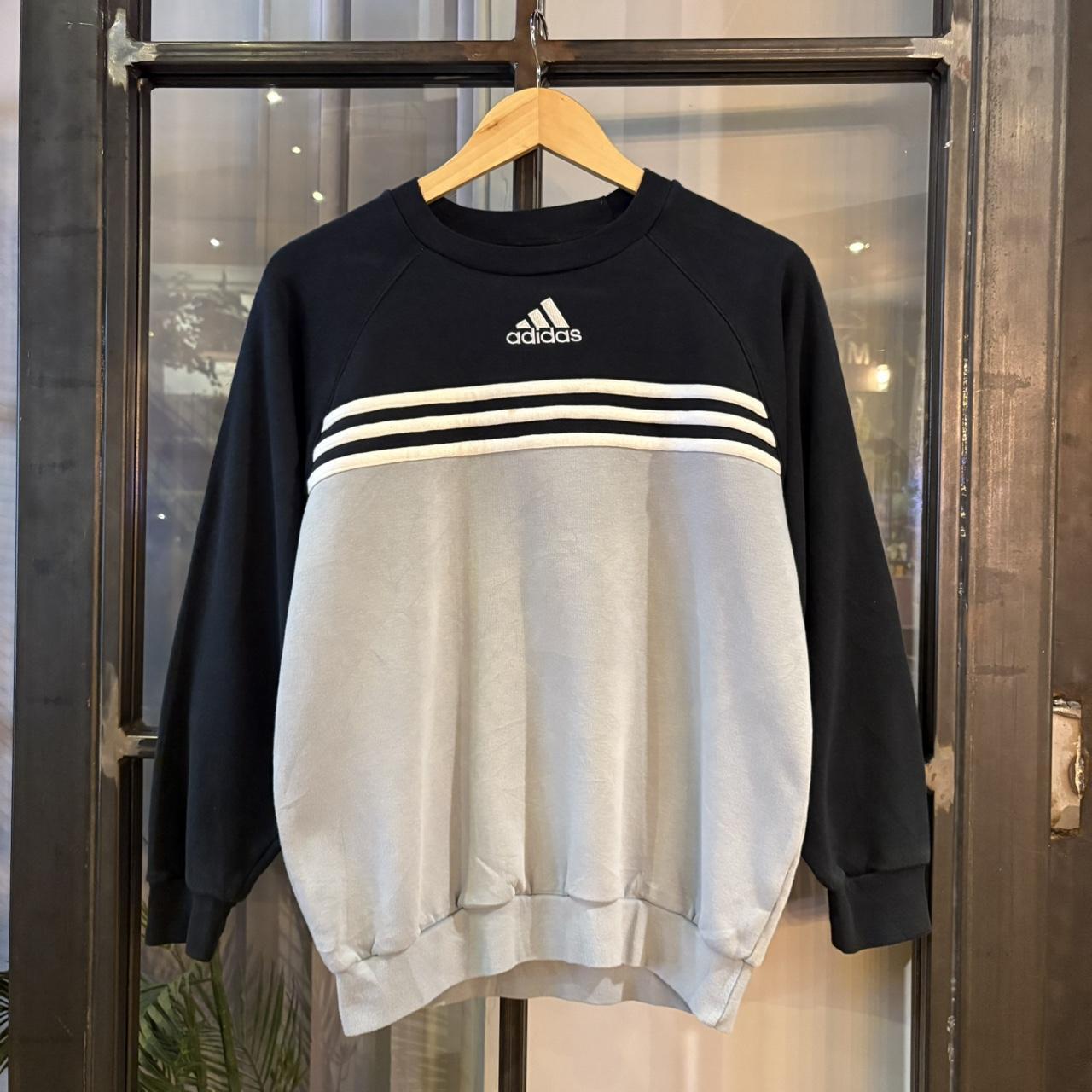 0325E75UF-P - Vintage Retro Essential Black and Grey Adidas Raglan  Jumper Sweatshirt with centre embroidered logo #90s #sportswear #essential #y2k #adidas