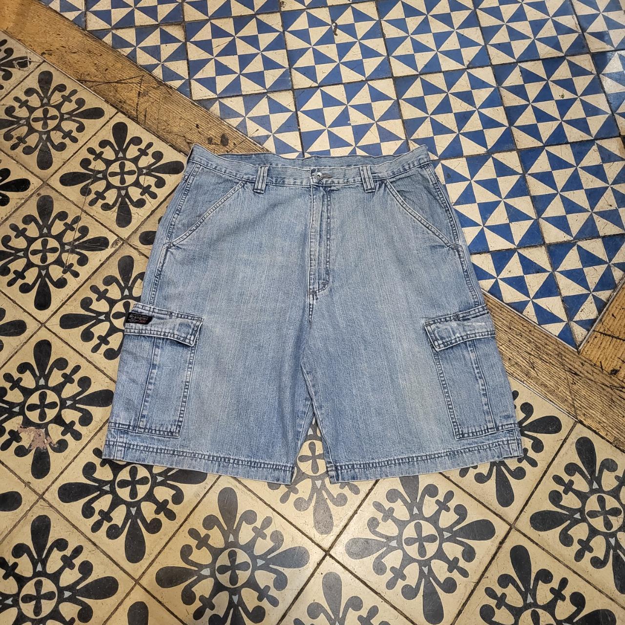 JRT320 - Vintage Retro Wrangler Blue Wash Denim Oversized Baggy Shorts Jorts with detailed embroidered Logo graphic carpenter workwear Old School Hip Hop skate grunge faded 90s Y2K style