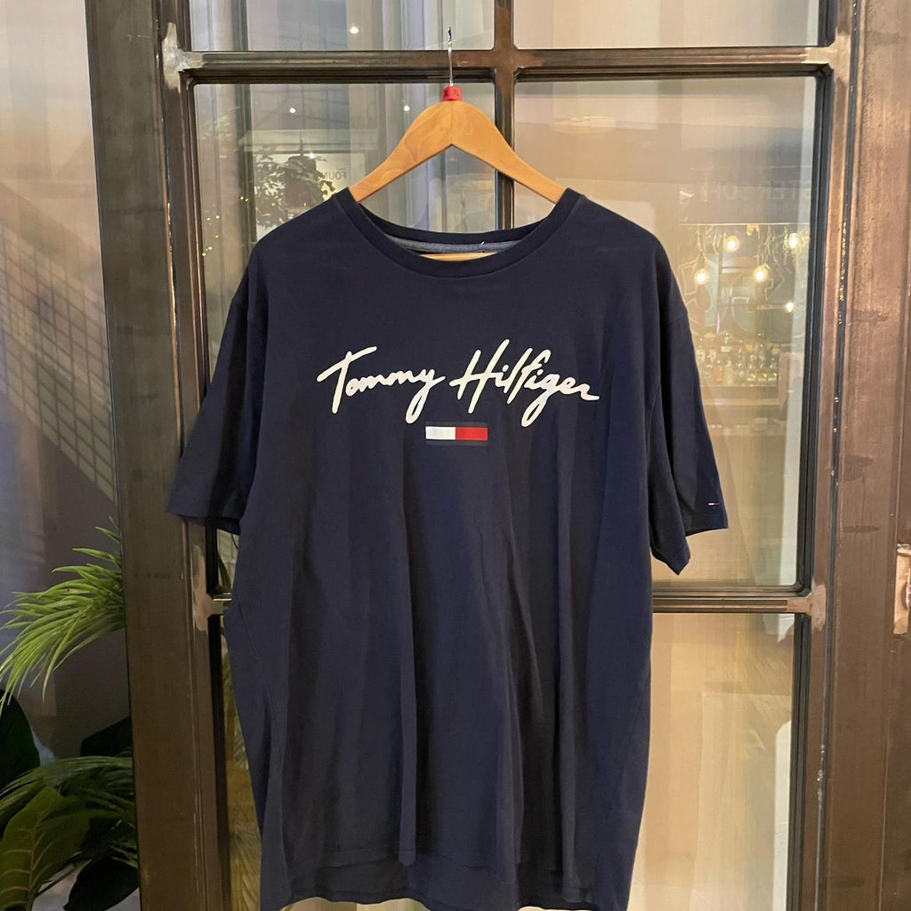 1224F43P - Vintage Retro Essential Navy Tommy Hilfiger Logo Spellout Graphic Print Top Tee T-shirt #90s #graphic #top #essential #tommy