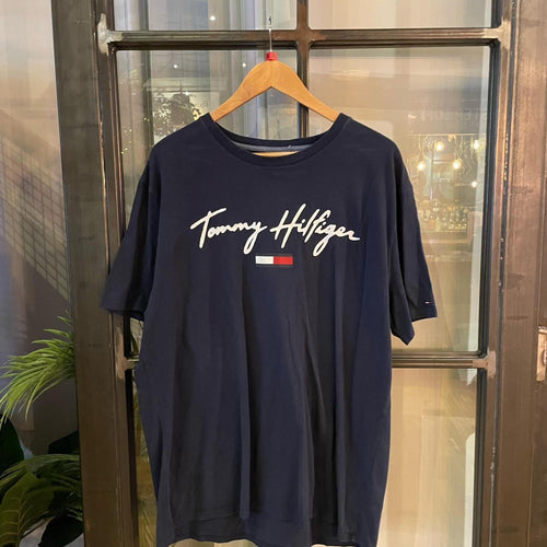 1224F43P - Vintage Retro Essential Navy Tommy Hilfiger Logo Spellout Graphic Print Top Tee T-shirt #90s #graphic #top #essential #tommy