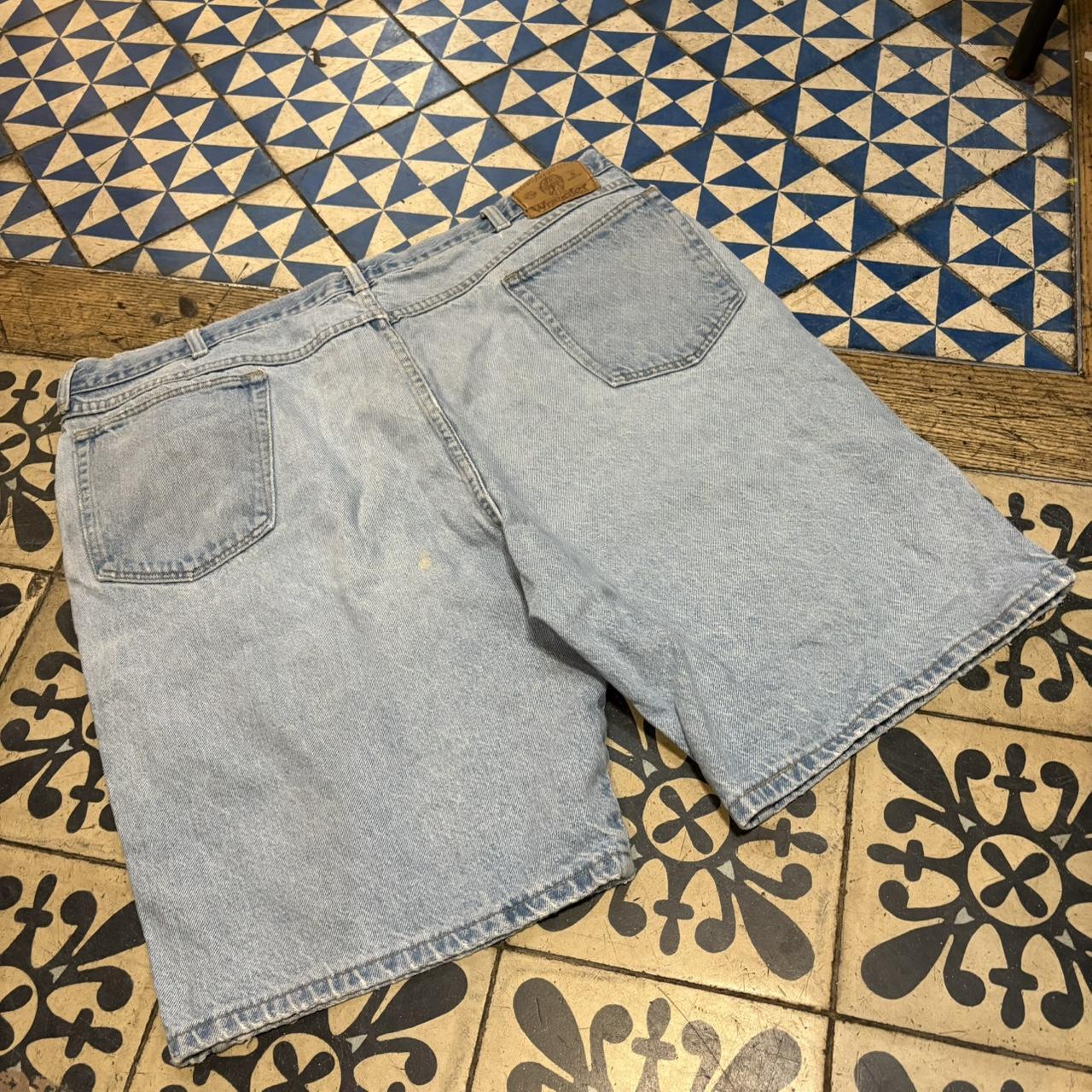 JRT109 - Vintage Retro Essential Wrangler Light Blue Wash Denim Shorts Jorts with detailed patch Logo carpenter workwear #hiphop #90s #jorts #skater #wrangler