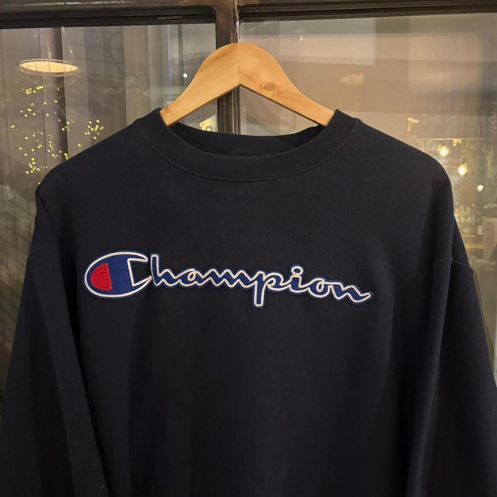 SWT646F - Vintage Retro Essential Navy Champion Crewneck Jumper Sweatshirt with embroidered logo #90s #sportswear #essential #y2k #champion