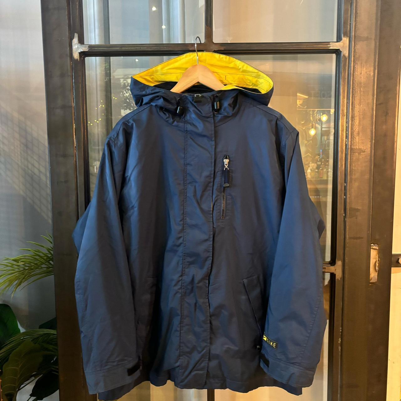0325F88BR - Vintage Retro Essential  Navy Nike padded lined hooded jacket windbreaker coat #sportswear #y2k #90s #nike #windbreaker