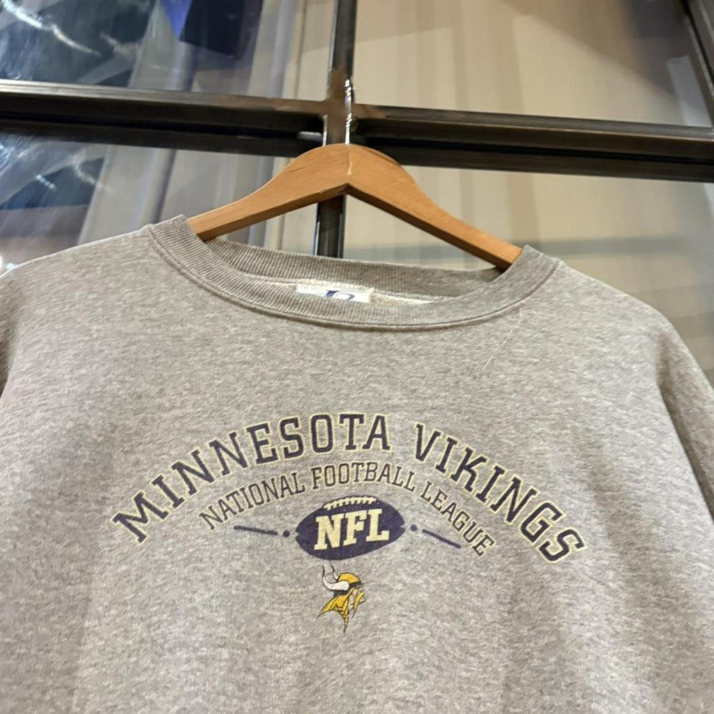 MA0406HF-P - Vintage Retro Essential Grey NFL Minnesota Vikings Crewneck Jumper Sweatshirt with centre print logo #90s #vikings #minnesota #nfl #americanfootball
