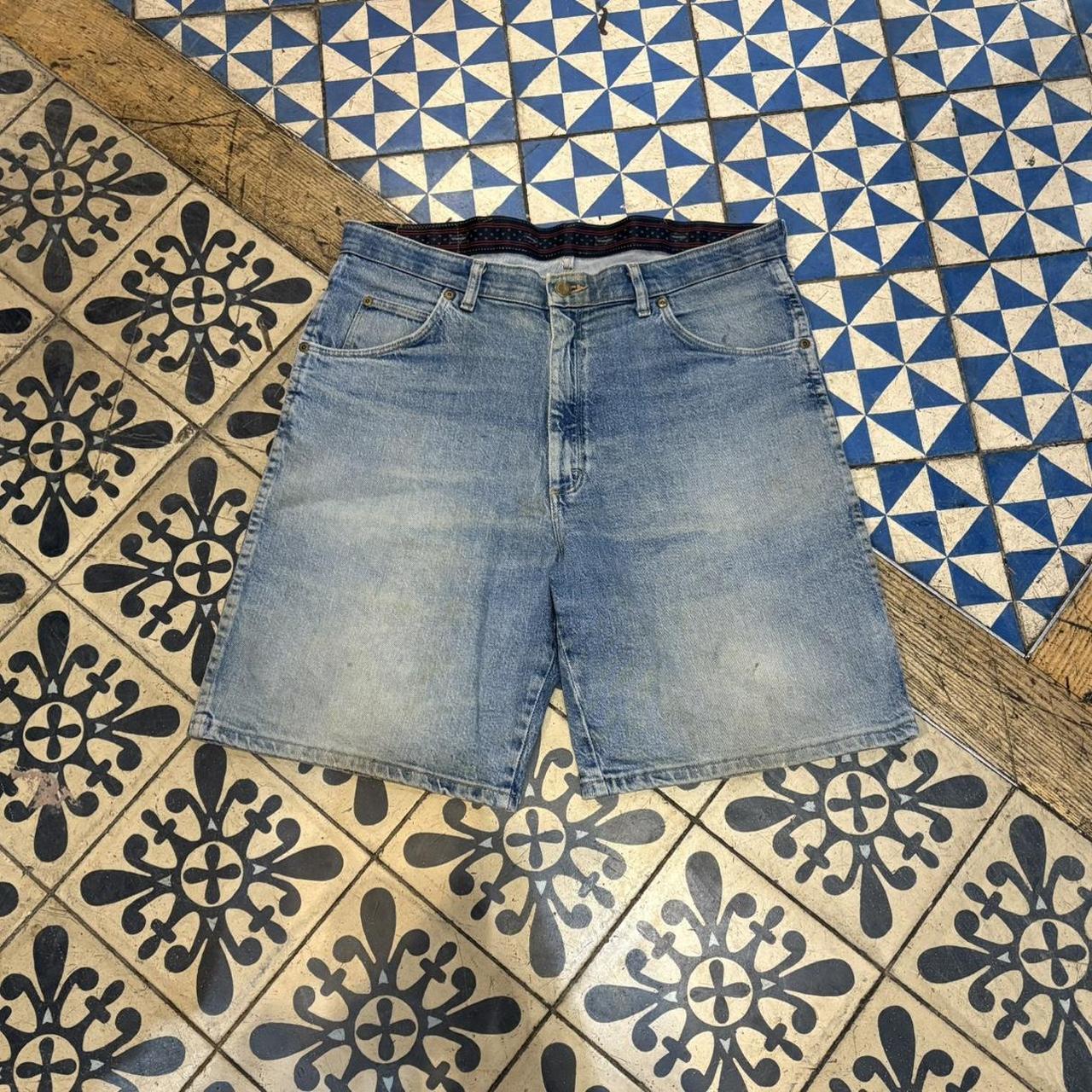 JRT120 - Vintage Retro Essential Wrangler Blue Wash Denim Shorts Jorts with detailed patch Logo carpenter workwear #hiphop #90s #jorts #skater #wrangler