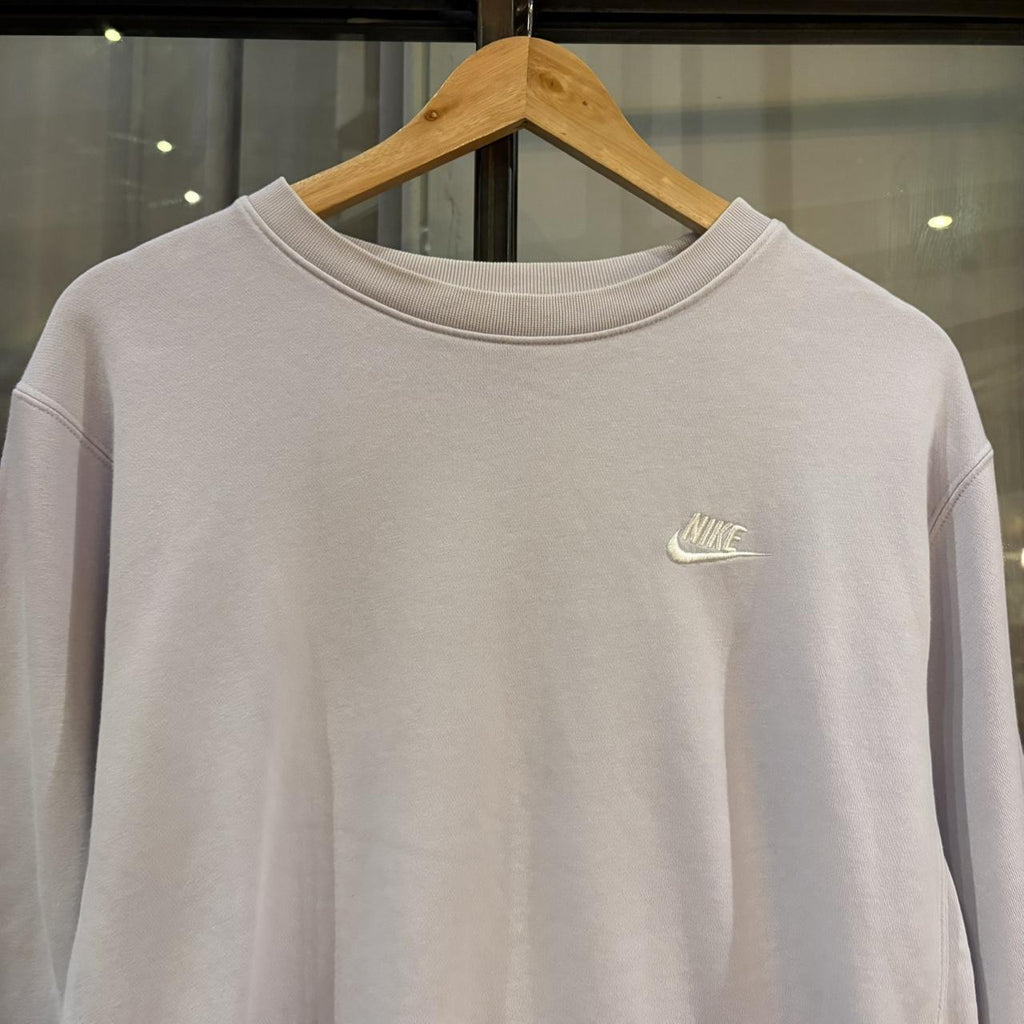 MA2207HV-P - Vintage Retro Essential Lilac Nike Crewneck Jumper Sweatshirt with embroidered swoosh logo #90s #sportswear #essential #y2k #nike