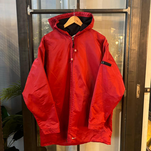 0325F77BR - Vintage Retro Essential  Red and Black Nike Reversible padded lined hooded jacket windbreaker coat #sportswear #y2k #90s #nike #reversiblejacket