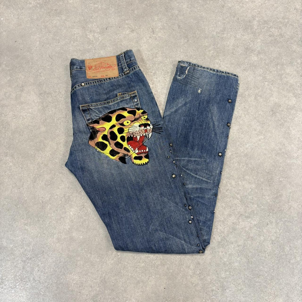 CP2504A-U - Vintage retro essential  Ed Hardy Distressed Studded Blue Wash Denim Jeans Trousers pants with embroidered jaguar and lady pocket patches #studded #embroidered #edhardy #jeans #y2k