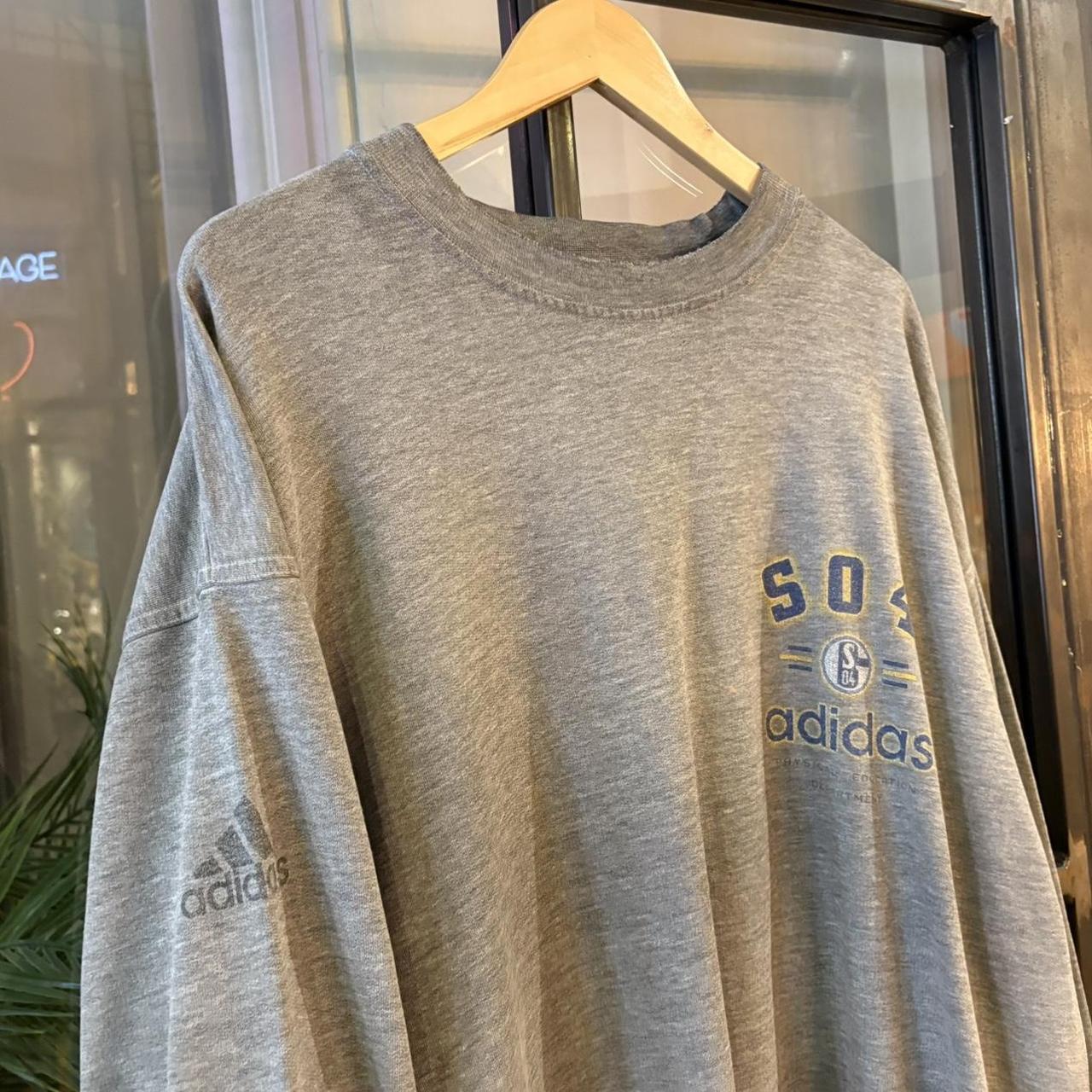 SWT673F - Vintage Retro Essential Grey FC Schalke Adidas Physical Education Department Crewneck Jumper Sweatshirt with print logo #90s #sportswear #football #fcschalke #bundesliga