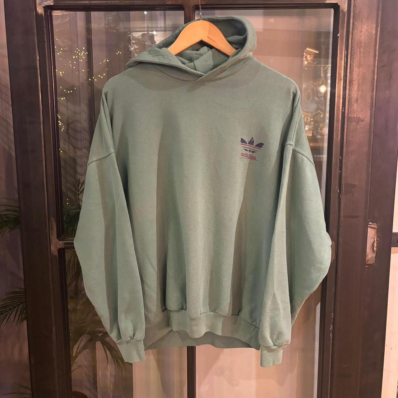 0325H13F - Vintage Retro Essential Green Adidas Originals Sweatshirt Hoodie with print logo #90s #sportswear #essential #adidss #y2k